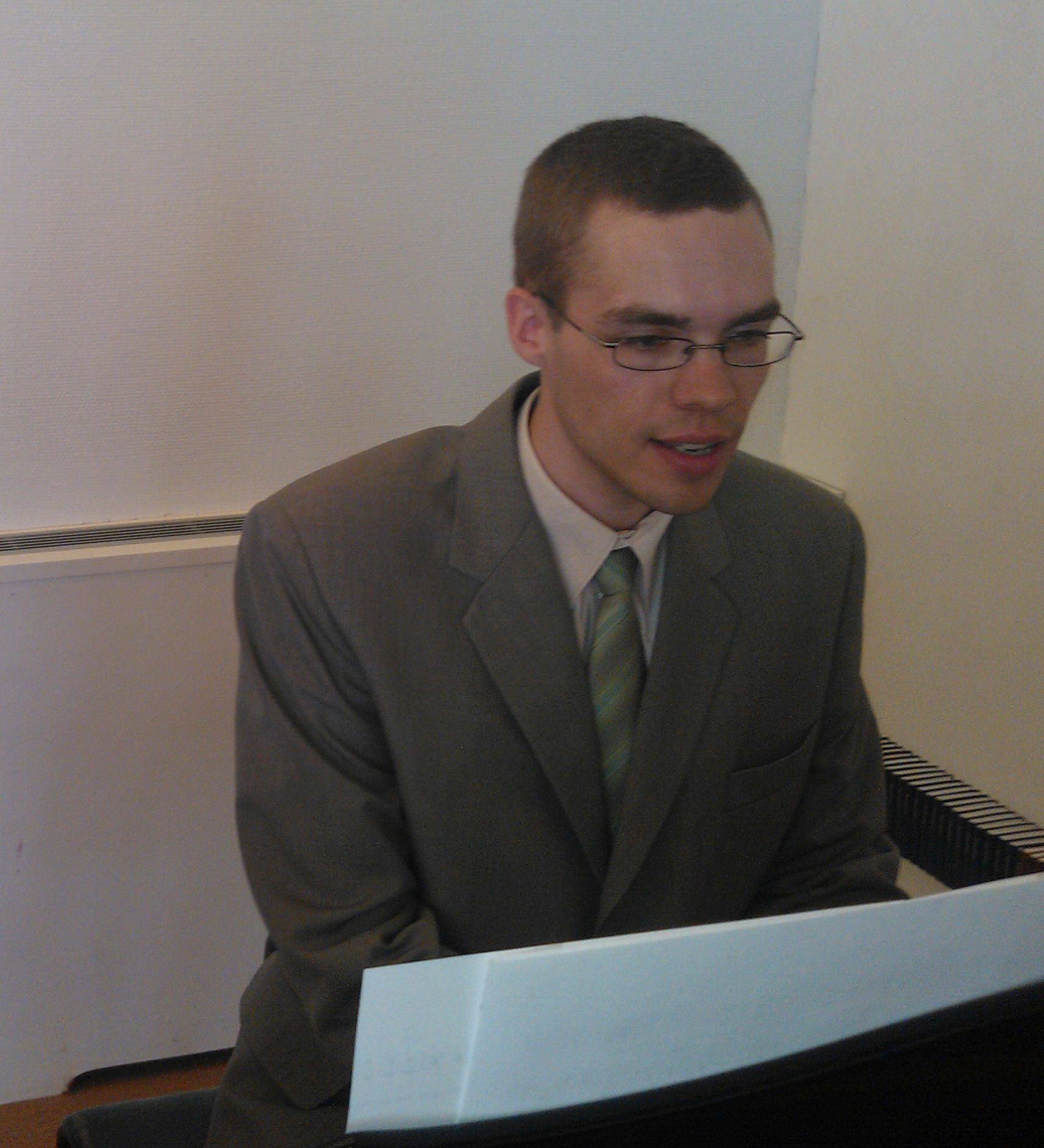 Minä hieman vanhempana soittelemassa pianoa